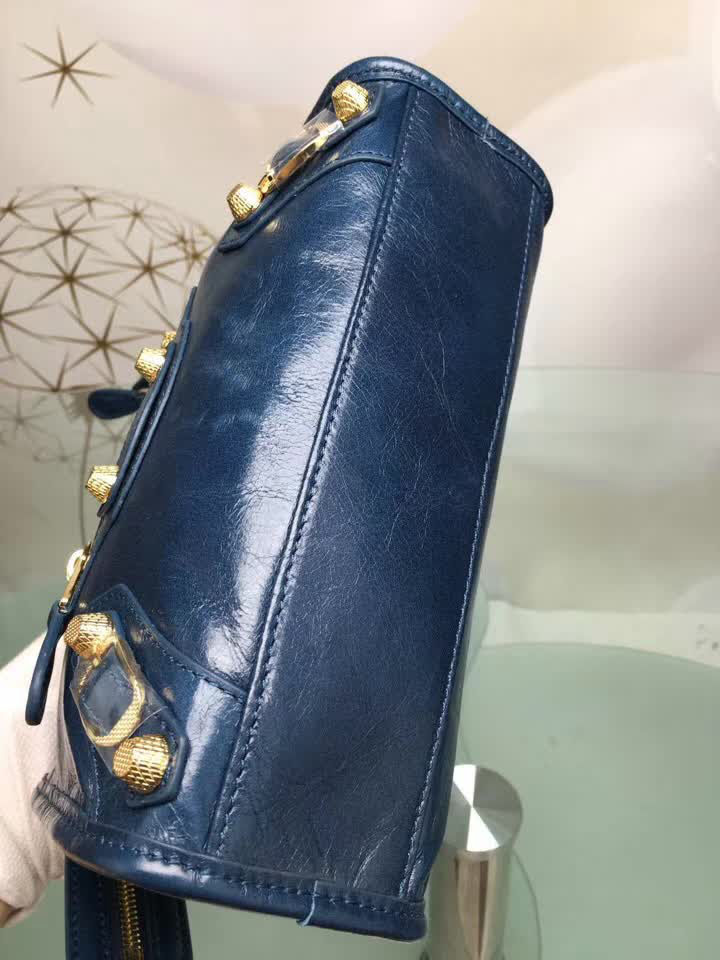 BALENCIAG巴黎世家 義大利進口 原版油蠟頭層牛皮 香皮小銀釘 時尚百搭 手提肩背斜挎包  BL1581